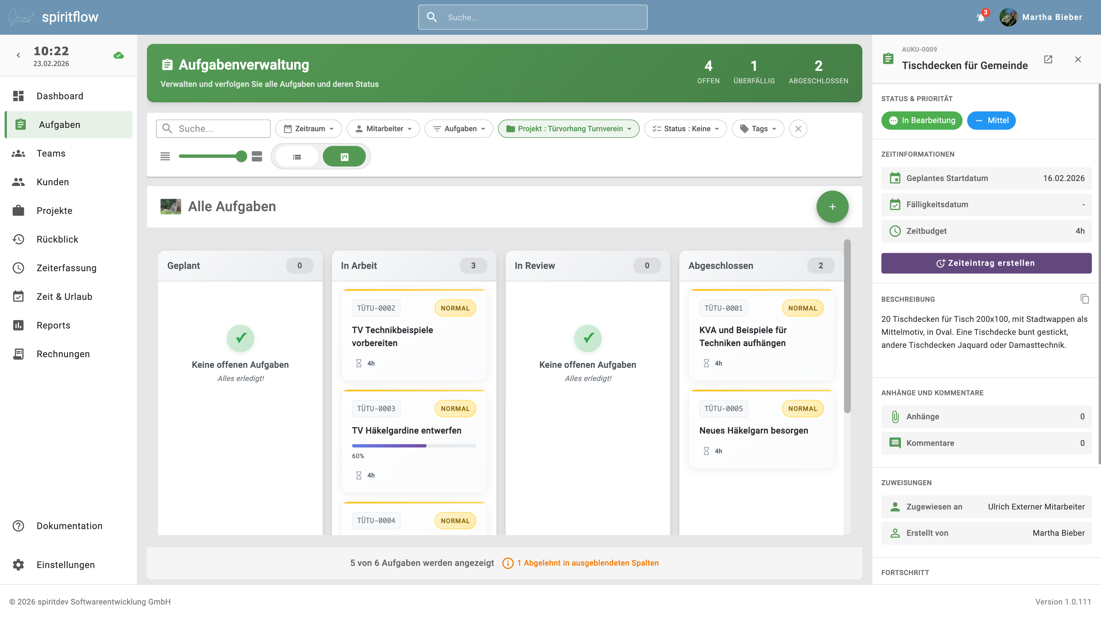 Die Kanban-Ansicht zeigt Ihre Aufgaben, den Bearbeitungsstand und deren Status an. Zum Bearbeiten einer Aufgabe machen Sie einen Doppelklick auf die entsprechende Karte, oder ziehen sie in einen neuen Bereich des Boards.