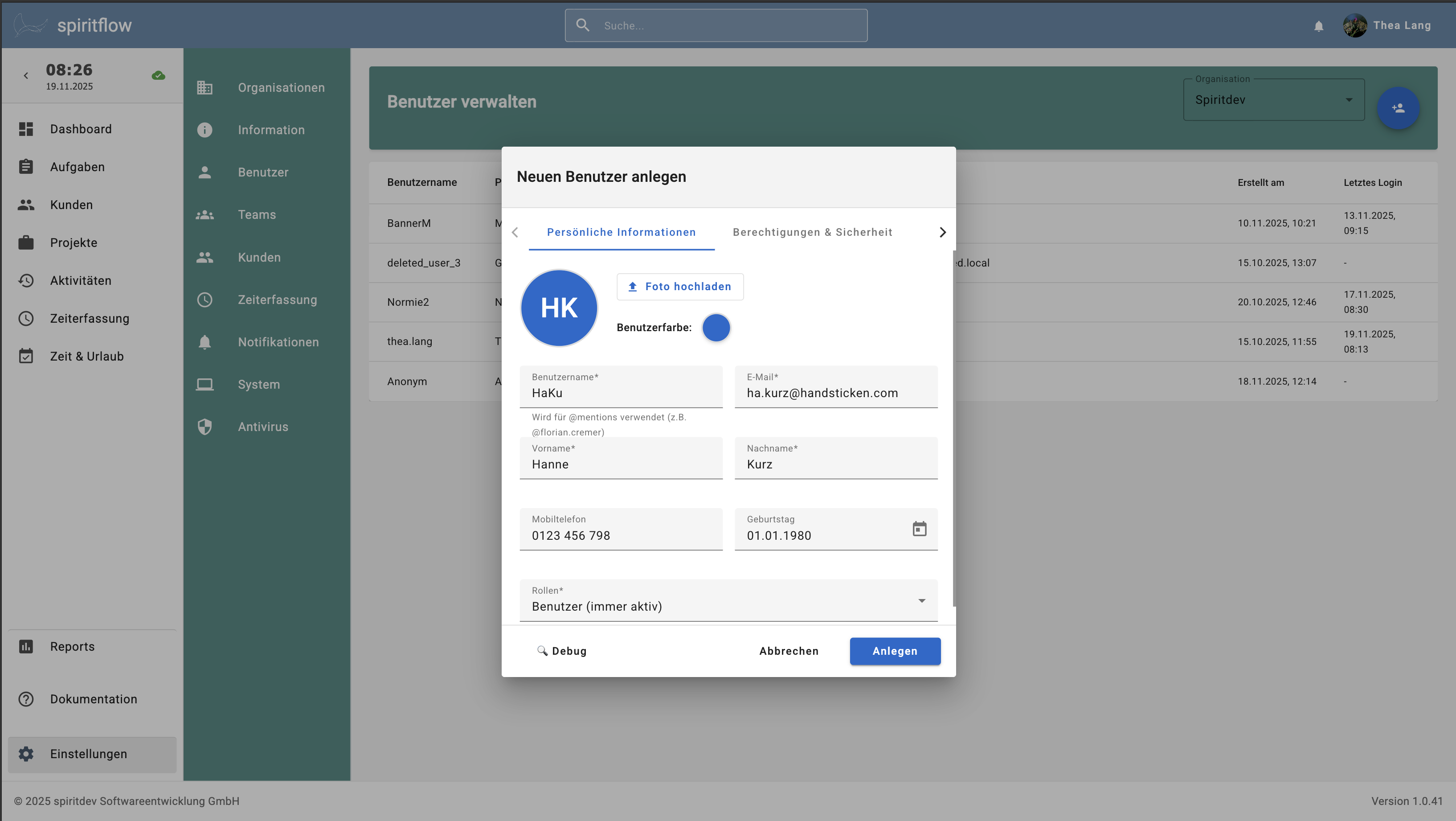 Der Benutzer Verwalten Dialog lässt Sie neue Mitarbeiter anlegen und die Daten von Mitarbeitern verwalten. Hierzu gehören persönliche Daten, Stundensatz, Arbeitstage und Sicherheitseinstellungen..